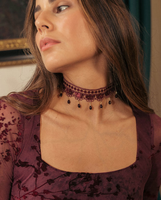 CHOKER BY YOUR SIDE · BURDEOS