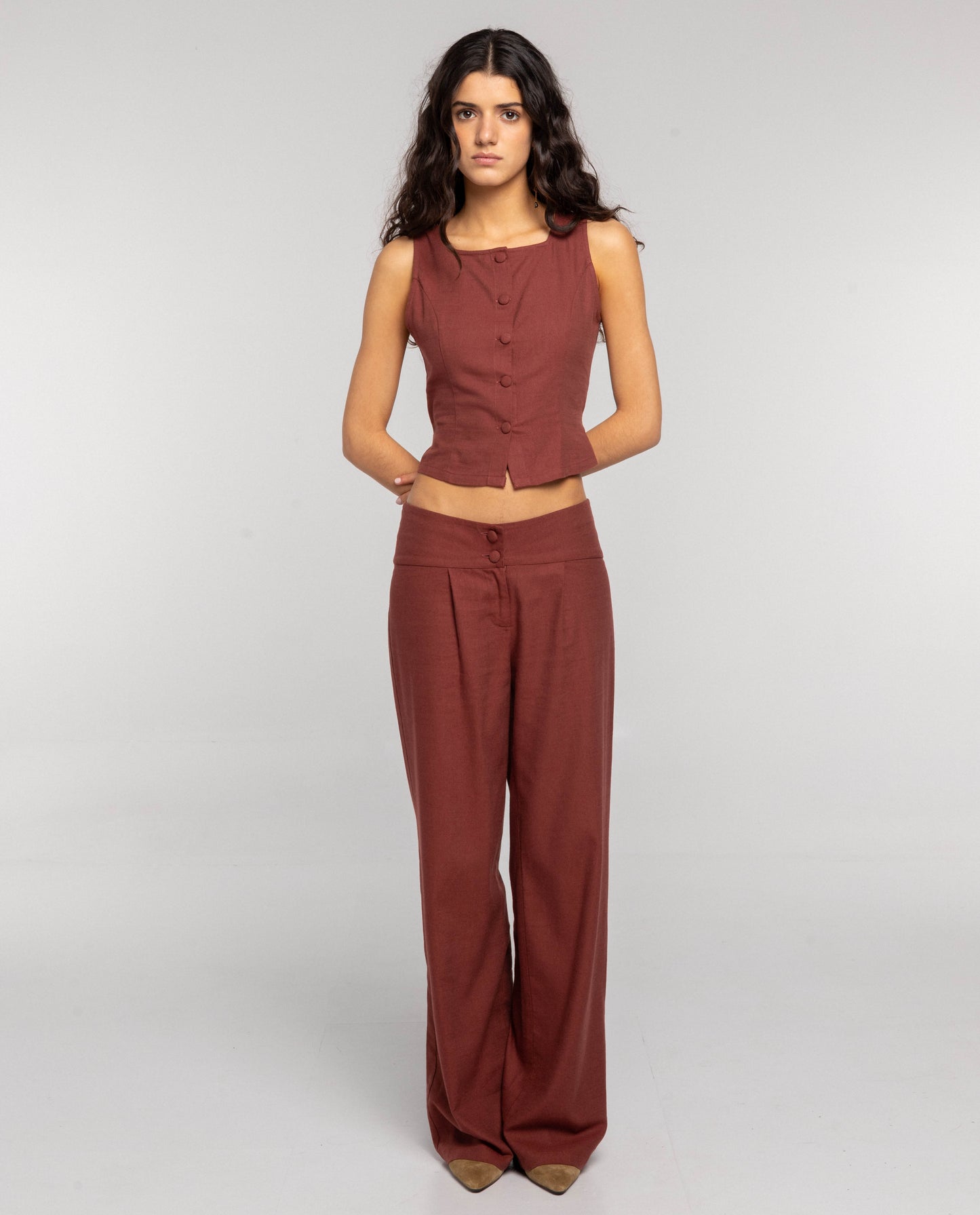 PANTALÓN DAILY STORIES · MARRÓN